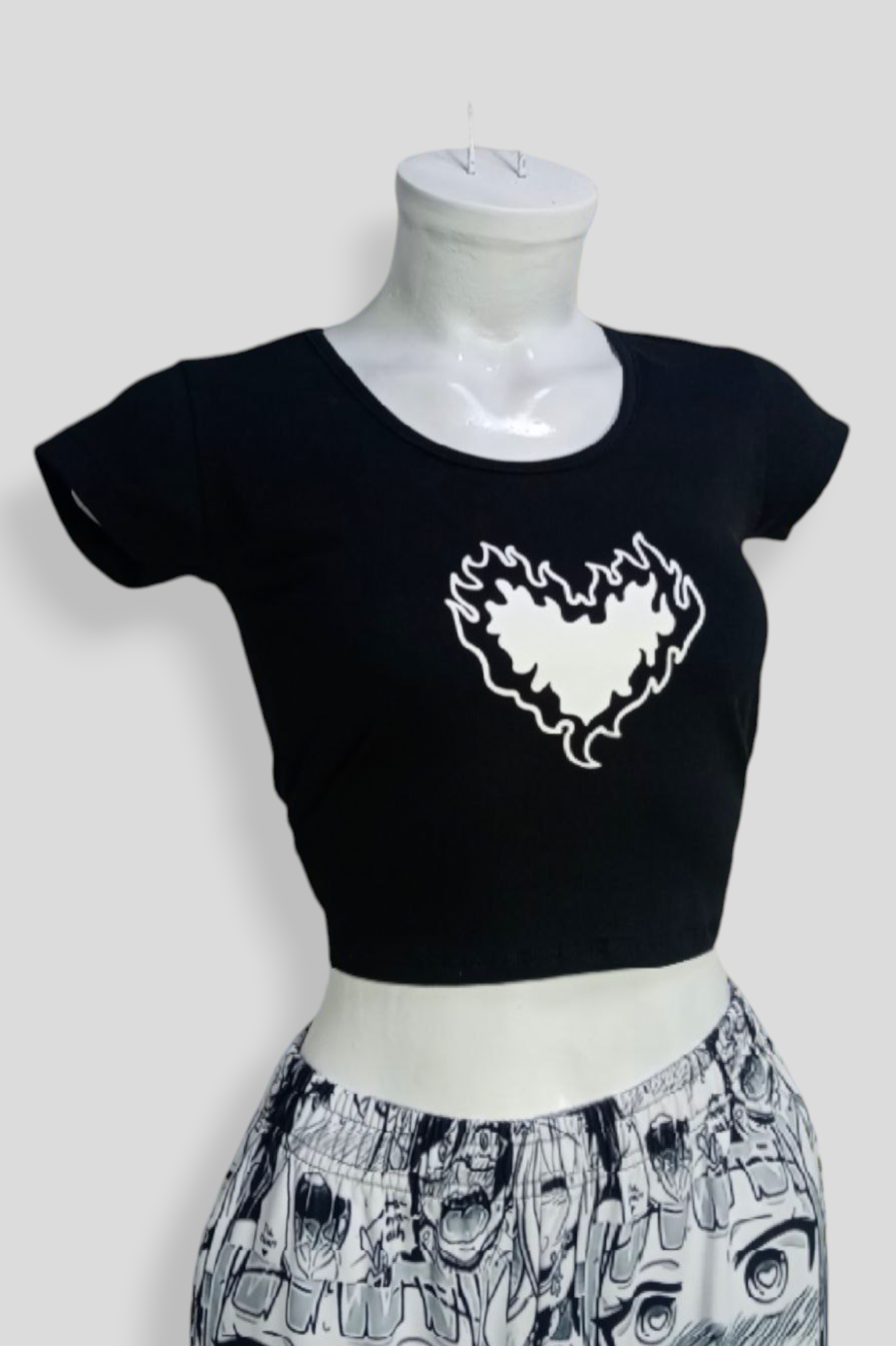 CROP TOP NEGRO CORAZON